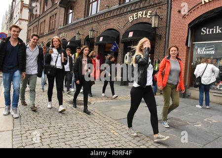 Junge Menschen gehen in Bergen, Norwegen Stockfoto
