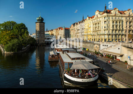 Farbenfrohe Gebäude und Boote auf dem Fluss Vltava (Moldau), Prag, Tschechische Republik Stockfoto