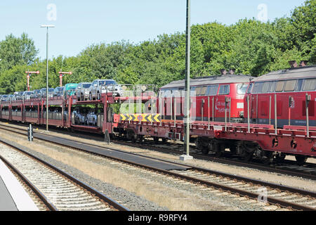 Ankunft eines Auto Zug von der Insel Sylt in Niebüll station Stockfoto