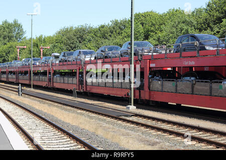 Ankunft eines Auto Zug von der Insel Sylt in Niebüll station Stockfoto