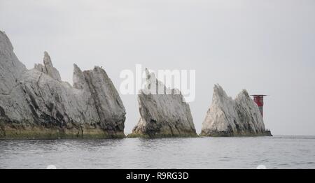 Die Nadeln auf der Insel Wight an Englands Südküste: schroffe Kreidefelsen endet in einem Leuchtturm. Dramatische weißen Felsen wie ist typisch für England Stockfoto