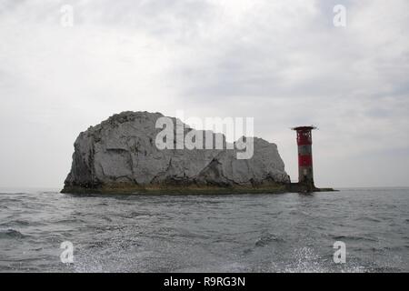 Ein großer weißer Kreide Felsen an der Südküste von England, mit den Nadeln Leuchtturm auf der Insel Wight, in silhoutte und vom Meer aus gesehen Stockfoto