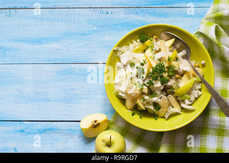 Frischer Salat mit Äpfeln, Sellerie und Chinakohl in grüne Platte. Stockfoto