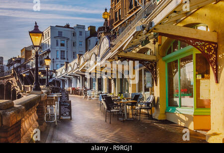 Ramsgate, Großbritannien - 24.Dezember 2018. Die niedrige Nachmittag Sonne beleuchtet die Cafés und Restaurants an der West Cliff Arcade, die das Royal Harbour Blick auf Stockfoto