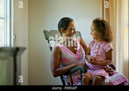 Besorgt im mittleren Alter Mann bei der Arbeit auf Home Finanzen. Stockfoto