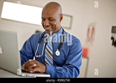 Arzt mit seinem Laptop in seinem Büro. Stockfoto