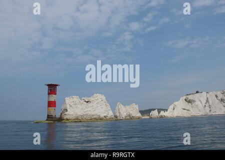 Die berühmten weißen Kreidefelsen und Felsen an der Nadeln Leuchtturm auf der Insel Wight, im Süden von England Küste. Ruhige blaue Meer an einem Sommertag Stockfoto