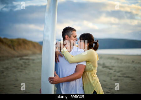 Ehepaar romantische Tag am Strand genießen. Stockfoto