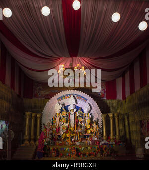 Eine Ansicht von Durga Puja Idiol In Pandal, DT-16 Oct 2018. An Sarita Vihar Sarbojanin Puja Samiti, Neu Delhi, Indien Stockfoto