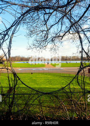 Gerahmte Blick auf Kensington Gardens aus der versunkenen Garten Teich - London, England Stockfoto