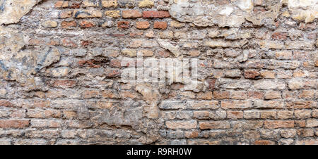 Alte vintage schmutzige Backsteinmauer mit Peeling putzstruktur Hintergrund. Stockfoto