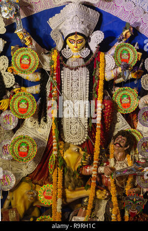 Eine Ansicht von Durga Puja Idiol In Pandal, DT-16 Oct 2018. An Sarita Vihar Sarbojanin Puja Samiti, Neu Delhi, Indien Stockfoto