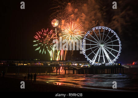 Spinning Ferris Wheel und internationaler Feuerwerkswettbewerb am Strand in Scheveningen, den Haag, Niederlande Stockfoto