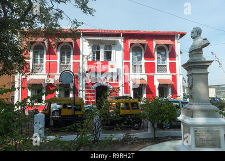 Goa, Indien - 18 Dez 2018: portugiesische Architektur in Goa, Indien, heute die Poststelle. Die Büste der 122 Generalgouverneur von P Stockfoto