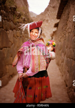 Peruanische Frau in der Gasse Stockfoto