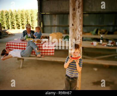 Familie mit gemeinsamen Mittagessen in der Scheune. Stockfoto