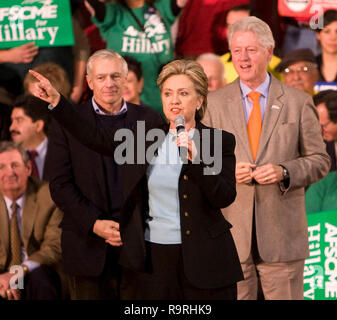 Hillary Clinton mit General Wesley Clark und Bill Clinton dargestellt an einem Hillary Clinton supporter Kundgebung an greenspun der mittleren Schule in Henderson, Nevada, 18. Januar 2008. © RDKabik/MediaPunch Stockfoto