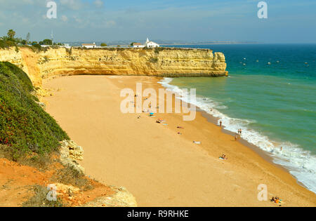 Touristen auf Senhora Da Rocha Nova Strand in Portugal Stockfoto