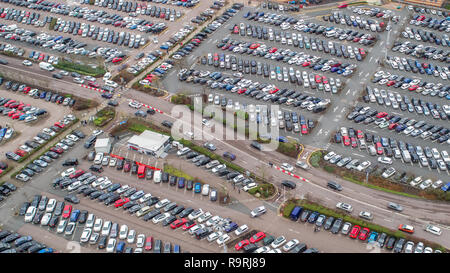 Die volle Parkplätze im Lakeside Shopping Centre in Thurrock, Essex, am zweiten Weihnachtsfeiertag morgens mit Käufern in der Hoffnung auf ein Schnäppchen. Stockfoto