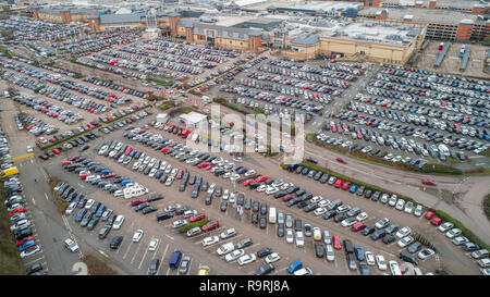 Die volle Parkplätze im Lakeside Shopping Centre in Thurrock, Essex, am zweiten Weihnachtsfeiertag morgens mit Käufern in der Hoffnung auf ein Schnäppchen. Stockfoto