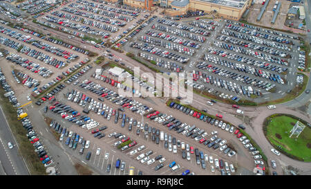 Die volle Parkplätze im Lakeside Shopping Centre in Thurrock, Essex, am zweiten Weihnachtsfeiertag morgens mit Käufern in der Hoffnung auf ein Schnäppchen. Stockfoto