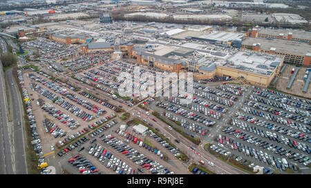 Die volle Parkplätze im Lakeside Shopping Centre in Thurrock, Essex, am zweiten Weihnachtsfeiertag morgens mit Käufern in der Hoffnung auf ein Schnäppchen. Stockfoto