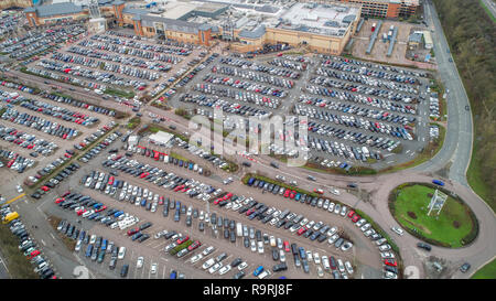 Die volle Parkplätze im Lakeside Shopping Centre in Thurrock, Essex, am zweiten Weihnachtsfeiertag morgens mit Käufern in der Hoffnung auf ein Schnäppchen. Stockfoto