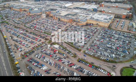 Die volle Parkplätze im Lakeside Shopping Centre in Thurrock, Essex, am zweiten Weihnachtsfeiertag morgens mit Käufern in der Hoffnung auf ein Schnäppchen. Stockfoto