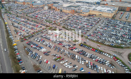 Die volle Parkplätze im Lakeside Shopping Centre in Thurrock, Essex, am zweiten Weihnachtsfeiertag morgens mit Käufern in der Hoffnung auf ein Schnäppchen. Stockfoto