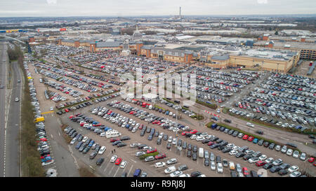 Die volle Parkplätze im Lakeside Shopping Centre in Thurrock, Essex, am zweiten Weihnachtsfeiertag morgens mit Käufern in der Hoffnung auf ein Schnäppchen. Stockfoto