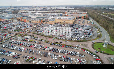 Die volle Parkplätze im Lakeside Shopping Centre in Thurrock, Essex, am zweiten Weihnachtsfeiertag morgens mit Käufern in der Hoffnung auf ein Schnäppchen. Stockfoto