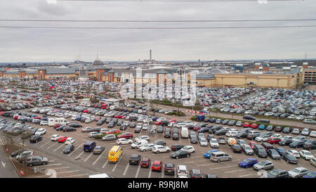 Die volle Parkplätze im Lakeside Shopping Centre in Thurrock, Essex, am zweiten Weihnachtsfeiertag morgens mit Käufern in der Hoffnung auf ein Schnäppchen. Stockfoto