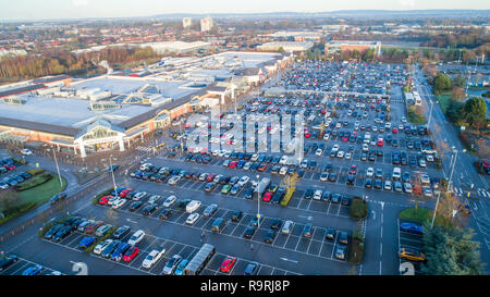 Bild vom 24. Dezember zeigt der Parkplatz fast voll um 9 Uhr am Heiligabend morgen im Marks und Spencer und Tesco Stores in der Nähe von Wilmslow in Cheshire, wie Leute ihre Last-minute-Weihnachtseinkäufe zu Verkehrsbehinderungen im Bereich. Stockfoto