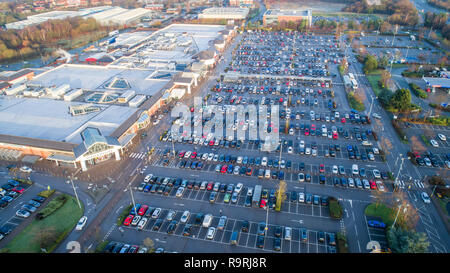 Bild vom 24. Dezember zeigt der Parkplatz fast voll um 9 Uhr am Heiligabend morgen im Marks und Spencer und Tesco Stores in der Nähe von Wilmslow in Cheshire, wie Leute ihre Last-minute-Weihnachtseinkäufe zu Verkehrsbehinderungen im Bereich. Stockfoto