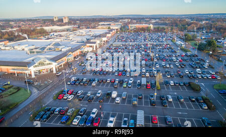 Bild vom 24. Dezember zeigt der Parkplatz fast voll um 9 Uhr am Heiligabend morgen im Marks und Spencer und Tesco Stores in der Nähe von Wilmslow in Cheshire, wie Leute ihre Last-minute-Weihnachtseinkäufe zu Verkehrsbehinderungen im Bereich. Stockfoto