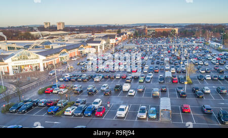 Bild vom 24. Dezember zeigt der Parkplatz fast voll um 9 Uhr am Heiligabend morgen im Marks und Spencer und Tesco Stores in der Nähe von Wilmslow in Cheshire, wie Leute ihre Last-minute-Weihnachtseinkäufe zu Verkehrsbehinderungen im Bereich. Stockfoto