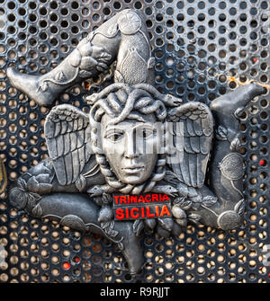 Nahaufnahme eines Wappen aus Keramik, der das Symbol von Sizilien trinacria. Blick auf den Platz Stockfoto