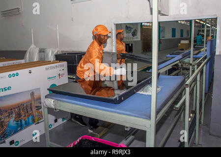 Peking, Südafrika. 16 Mai, 2018. Arbeitnehmer gehen über ihre Arbeit an der Hisense Südafrika Hausgeräte Fabrik in Atlantis, Kapstadt, Südafrika, 16. Mai 2018. Credit: Linda Yee/Xinhua/Alamy leben Nachrichten Stockfoto