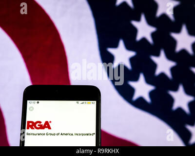 Kiew, Ukraine. 20 Dez, 2018. Rückversicherung Gruppe von Amerika logo gesehen auf einem Smartphone angezeigt. Quelle: Igor Golovniov/SOPA Images/ZUMA Draht/Alamy leben Nachrichten Stockfoto