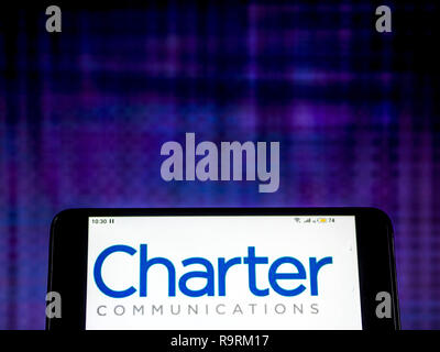 Kiew, Ukraine. 12 Dez, 2018. Charter Communications Telecommunications Company Logo gesehen auf einem Smartphone angezeigt. Quelle: Igor Golovniov/SOPA Images/ZUMA Draht/Alamy leben Nachrichten Stockfoto