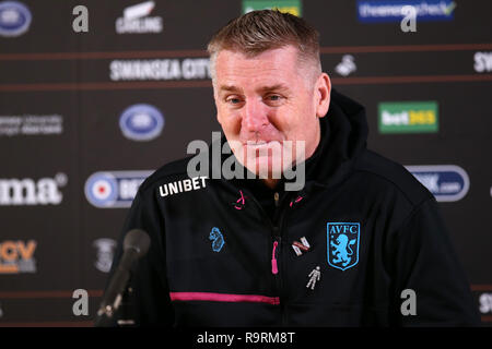 Swansea, Großbritannien. 26 Dez, 2018. Dean Smith, der Manager von Aston Villa während seiner Pressekonferenz übereinstimmen. EFL Skybet Meisterschaft übereinstimmen, Swansea City gegen Aston Villa im Liberty Stadium in Swansea, Südwales am zweiten Weihnachtstag, Wed 26. Dezember 2018. Dieses Bild dürfen nur für redaktionelle Zwecke verwendet werden. Nur die redaktionelle Nutzung, eine Lizenz für die gewerbliche Nutzung erforderlich. Keine Verwendung in Wetten, Spiele oder einer einzelnen Verein/Liga/player Publikationen. pic von Andrew Obstgarten/Andrew Orchard sport Fotografie/Alamy Live news Credit: Andrew Orchard sport Fotografie/Alamy leben Nachrichten Stockfoto