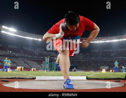 (181227) - Peking, 27. Dez., 2018 (Xinhua) - Foto am 12.08.26, 2018 zeigt Gong Lijiao von China während der Frauen geschossen konkurrierenden genommen Finale der Leichtathletik bei den Asian Games 2018 in Jakarta, Indonesien. Gong Lijiao (weiblich, 29) gewann ihren zweiten gerade Gold im Kugelstoßen der Frauen an der Jakarta Asian Games. Sie gewann auch zwei IAAF Diamond League Champions mit einem bemerkenswerten 20.31 m Performance in Monaco. Sie triumphierte in der Diamond League Finale der Diamant Trophäe zu heben. (Xinhua / Wang Lili) TOP 10 chinesische Sportler 2018 Stockfoto