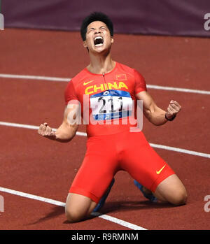 (181227) - Peking, 27. Dez., 2018 (Xinhua) - Foto am 12.08.26, 2018 zeigt Su Bingtian von China feiert, nachdem die Männer 100 m-Finale von Athletik an den Asian Games 2018 in Jakarta, Indonesien. Su Bingtian (männlich, 29) einen asiatischen Rekord - das entspricht 9,91 Sekunden in Madrid und in Paris absolviert. Am Jakarta asiatische Spiele, Su behauptete Gold mit einem Spiel - Datensatz 9,92 Sekunden. Er hob auch den asiatischen Rekord in der Männer 60 m in 6,42 Sekunden am 2018 IAAF World Indoor Championships. (Xinhua / Pan Yulong) TOP 10 chinesische Sportler 2018 Stockfoto