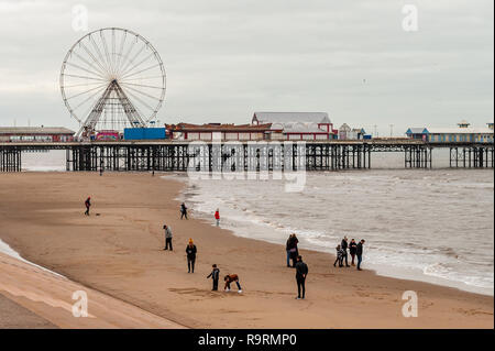 Blackpool, Großbritannien. 27 Dez, 2018. Trotz des Tages bewölkt, kalt und langweilig, viele Touristen waren am Strand gefunden werden. Der Tag wird trocken mit top Temperaturen von 9° Celsius bleiben. Credit: Andy Gibson/Alamy Leben Nachrichten. Stockfoto