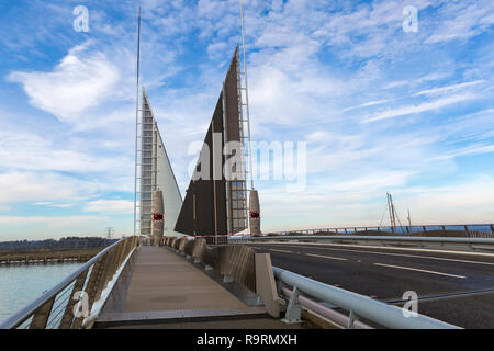 Poole, Dorset, Großbritannien. 27. Dezember 2018. Poole's landmark Struktur, Twin Segel Brücke, die erste Brücke dieser Art in der Welt gebaut werden, eine doppelte leaved Klappbrücke, wurde mit Probleme, da es im Jahr 2012 eröffnet. Die segel bleiben und die Straße geschlossen, so dass die Planung auf Reisen zwischen Poole und Hamworthy/Upton haben die alte Brücke zu verwenden oder einen Umweg fahren. Credit: Carolyn Jenkins/Alamy leben Nachrichten Stockfoto