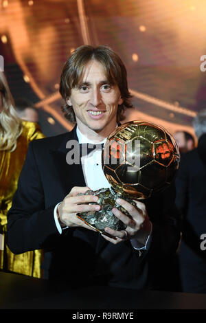 (181227) - Peking, 27. Dez., 2018 (Xinhua) - Foto aufgenommen am Dez. 3, 2018 zeigt Kroatischen Fußball-Spieler von Real Madrid Luka Modric posiert mit der Trophäe des Goldenen Ball im Grand Palais in Paris, Frankreich. Luka Modric gewann die FIFA zum besten Spieler des Jahres am 24. September und der Ballon d'Or Award am 3. Dezember, ein neues Kapitel in der Geschichte der zwei Auszeichnungen, die von Lionel Messi und Cristiano Ronaldo in der letzten Dekade freigegeben wurden. Der 33-jährige half Real Madrid eine beispiellose dritte nachfolgende UEFA Champions League Titel zu gewinnen und angeführt, Kroatien in der WORL Stockfoto