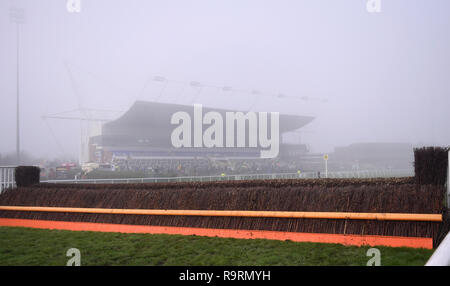 Kempton Park Racecourse, Sunbury-on-Thames, UK. 27 Dez, 2018. 32 Rot Winter Festival Pferderennen, Tag 2; allgemeine Ansicht der Haupttribüne in den frühen racing Nebel Credit: Aktion plus Sport/Alamy leben Nachrichten Stockfoto