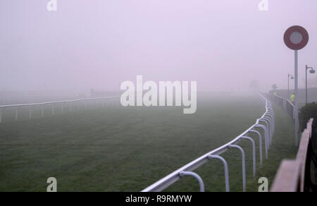 Kempton Park Racecourse, Sunbury-on-Thames, UK. 27 Dez, 2018. 32 Rot Winter Festival Pferderennen, Tag 2; Allgemeine Ansicht von Kempton Park Racecourse in den frühen Sitzung Nebel Credit: Aktion plus Sport/Alamy leben Nachrichten Stockfoto