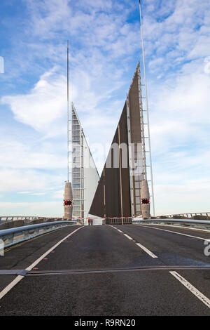 Poole, Dorset, Großbritannien. 27. Dezember 2018. Poole's landmark Struktur, Twin Segel Brücke, die erste Brücke dieser Art in der Welt gebaut werden, eine doppelte leaved Klappbrücke, wurde mit Probleme, da es im Jahr 2012 eröffnet. Die segel bleiben und die Straße geschlossen, so dass die Planung auf Reisen zwischen Poole und Hamworthy/Upton haben die alte Brücke zu verwenden oder einen Umweg fahren. Credit: Carolyn Jenkins/Alamy leben Nachrichten Stockfoto