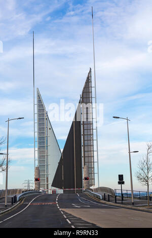 Poole, Dorset, Großbritannien. 27. Dezember 2018. Poole's landmark Struktur, Twin Segel Brücke, die erste Brücke dieser Art in der Welt gebaut werden, eine doppelte leaved Klappbrücke, wurde mit Probleme, da es im Jahr 2012 eröffnet. Die segel bleiben und die Straße geschlossen, so dass die Planung auf Reisen zwischen Poole und Hamworthy/Upton haben die alte Brücke zu verwenden oder einen Umweg fahren. Credit: Carolyn Jenkins/Alamy leben Nachrichten Stockfoto